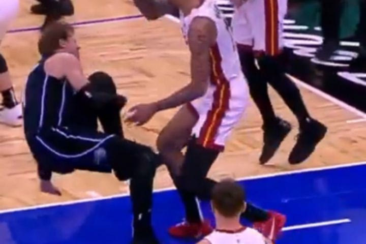 NBA: Φόβοι για σοβαρό τραυματισμό του Μόριτζ Βάγκνερ στο γόνατο, αποχώρησε υποβασταζόμενος από το Μάτζικ – Χιτ