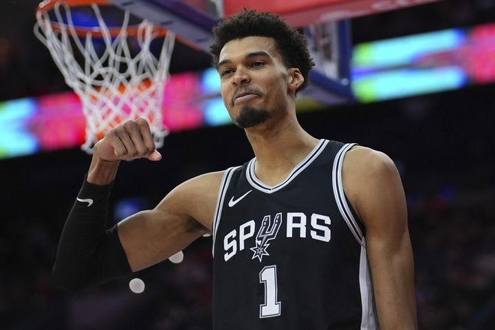 Πυρηνοκίνητος Γουεμπανιαμά, οι Σπερς έβαλαν 140 στους Πέισερς στο πρώτο από τα δύο παιχνίδια στο Παρίσι