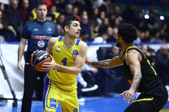 Περιστέρι – ΑΕΚ Betsson: Μικρή διακοπή λόγω ενός πανό, που κατέβηκε με παρέμβαση Ξανθόπουλου
