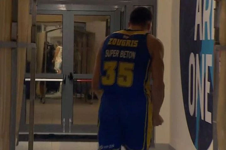 Απίστευτο ξέσπασμα του Ζούγρη μετά τον τραυματισμό του: Οι φωνές του στα αποδυτήρια κάλυψαν μέχρι και τη μετάδοση της ΕΡΤ