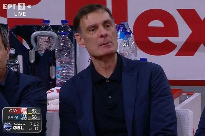 Η ατάκα οπαδού που ενόχλησε τον Μπαρτζώκα και το χειροκρότημα στο ΣΕΦ για τον coach του Ολυμπιακού