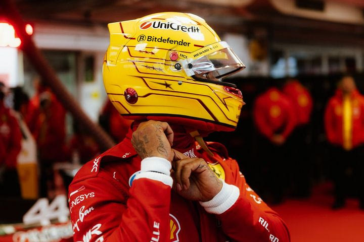 Αυτές είναι οι νέες φόρμες της Ferrari για τους Χάμιλτον και Λεκλέρ το 2025