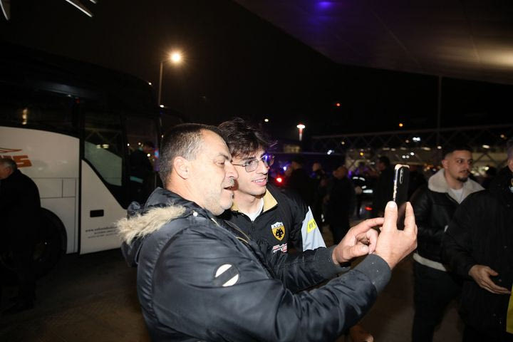 ΑΕΚ: Οπαδοί υποδέχθηκαν την αποστολή στο αεροδρόμιο Μακεδονία για να τη συγχαρούν