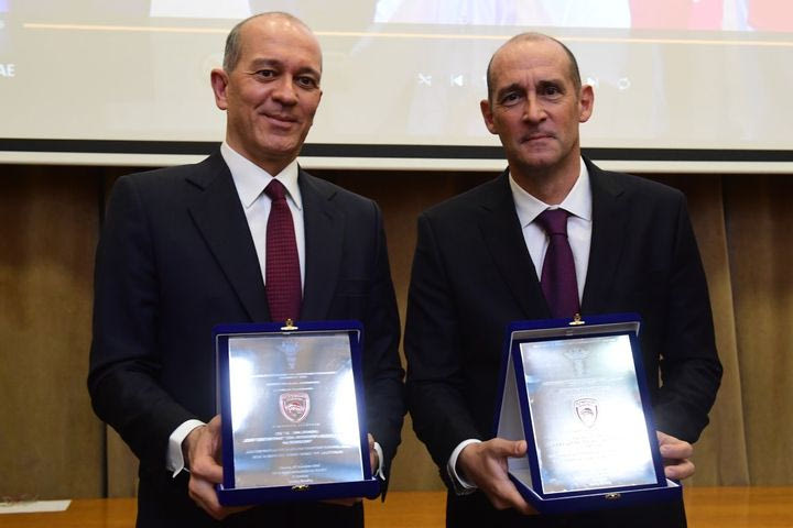 Ολυμπιακός: Ο Παναγιώτης και ο Γιώργος Αγγελόπουλος βραβεύτηκαν από το Εμπορικό και Βιομηχανικό Επιμελητήριο Πειραιά