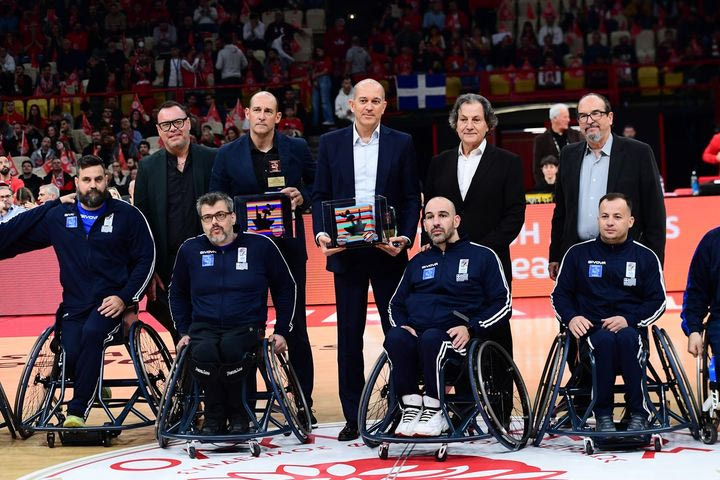 Ολυμπιακός – Μπάγερν: Ο Παναγιώτης και ο Γιώργος Αγγελόπουλος τιμήθηκαν για την προσφορά τους στην Εθνική ομάδα με αμαξίδιο