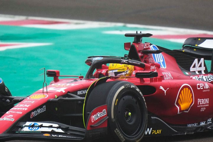 Ντεμπούτο του Χάμιλτον στην πίστα με τη Ferrari -Δείτε τις πρώτες εικόνες