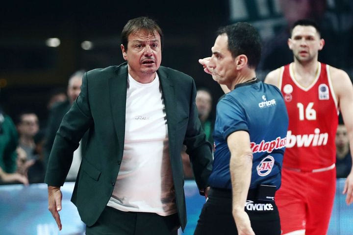 Παναθηναϊκός AKTOR – Ολυμπιακός: Η τεχνική ποινή στον Αταμάν που διαμαρτυρήθηκε για φάουλ του Βεζένκοβ στον Γκέιμπριελ