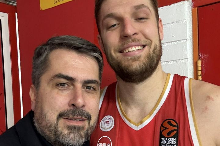 Επικό tweet Μπαφέ για Βεζένκοβ: “Και με βολές και χωρίς βολές και με φάουλ και χωρίς φάουλ”