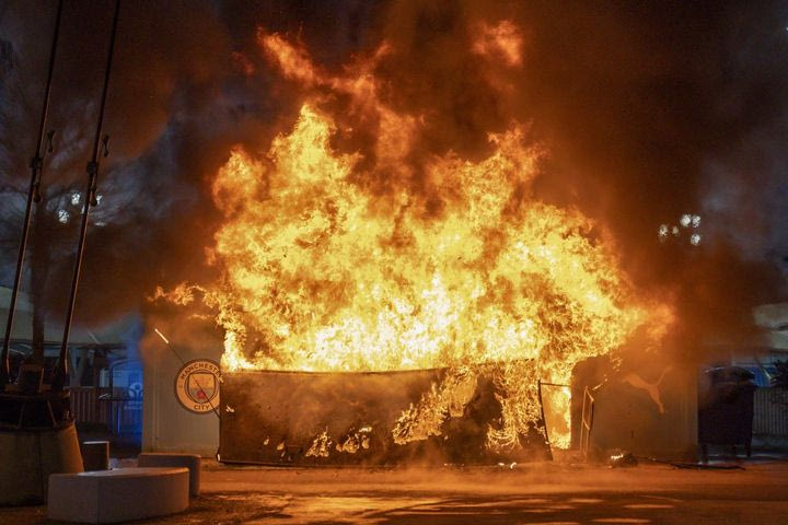 Τυλίχθηκε στις φλόγες πάγκος εμπορευμάτων στο Έτιχαντ: Κανονικά η διεξαγωγή του αγώνα Μάντσεστερ Σίτι-Μπριζ