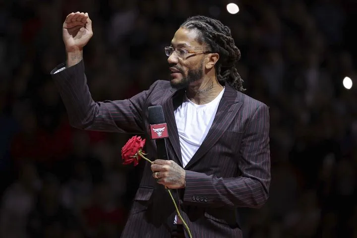 Οι Σικάγο Μπουλς θα αποσύρουν την φανέλα του Ντέρικ Ρόουζ