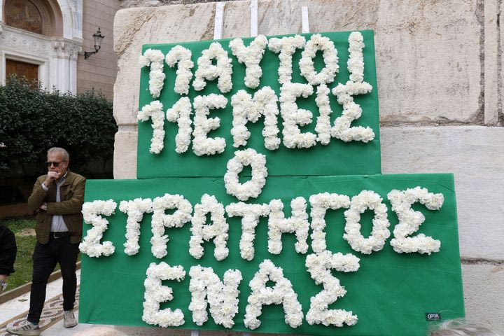 Μίμης Δομάζος: Το στεφάνι έξω από τη Μητρόπολη με την περίφημη ατάκα του Πούσκας “11 αυτοί, 11 εμείς”