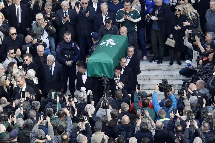 Μίμης Δομάζος: Στα ηχεία ο ύμνος του Παναθηναϊκού όταν έφτασε η πομπή με το φέρετρο του “Στρατηγού” στο Α’ Νεκροταφείο