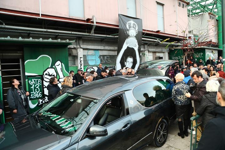 Ρίγη συγκίνησης για τον Μίμη Δομάζο: Η σορός του “Στρατηγού” έξω από τη Λεωφόρο, στα μεγάφωνα ο ύμνος του Παναθηναϊκού