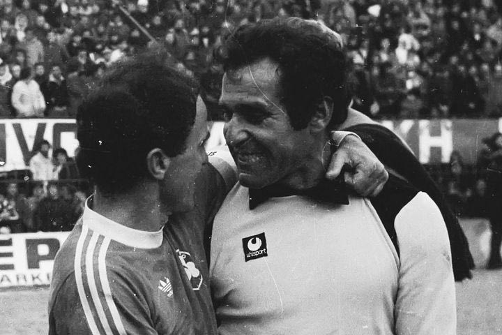 Μίμης Δομάζος, έσπασε στον αέρα του ΣΚΑΪ ο Βασίλης Κωνσταντίνου: “Ήταν αυτοκράτορας στο ελληνικό ποδόσφαιρο και αδερφός μου”