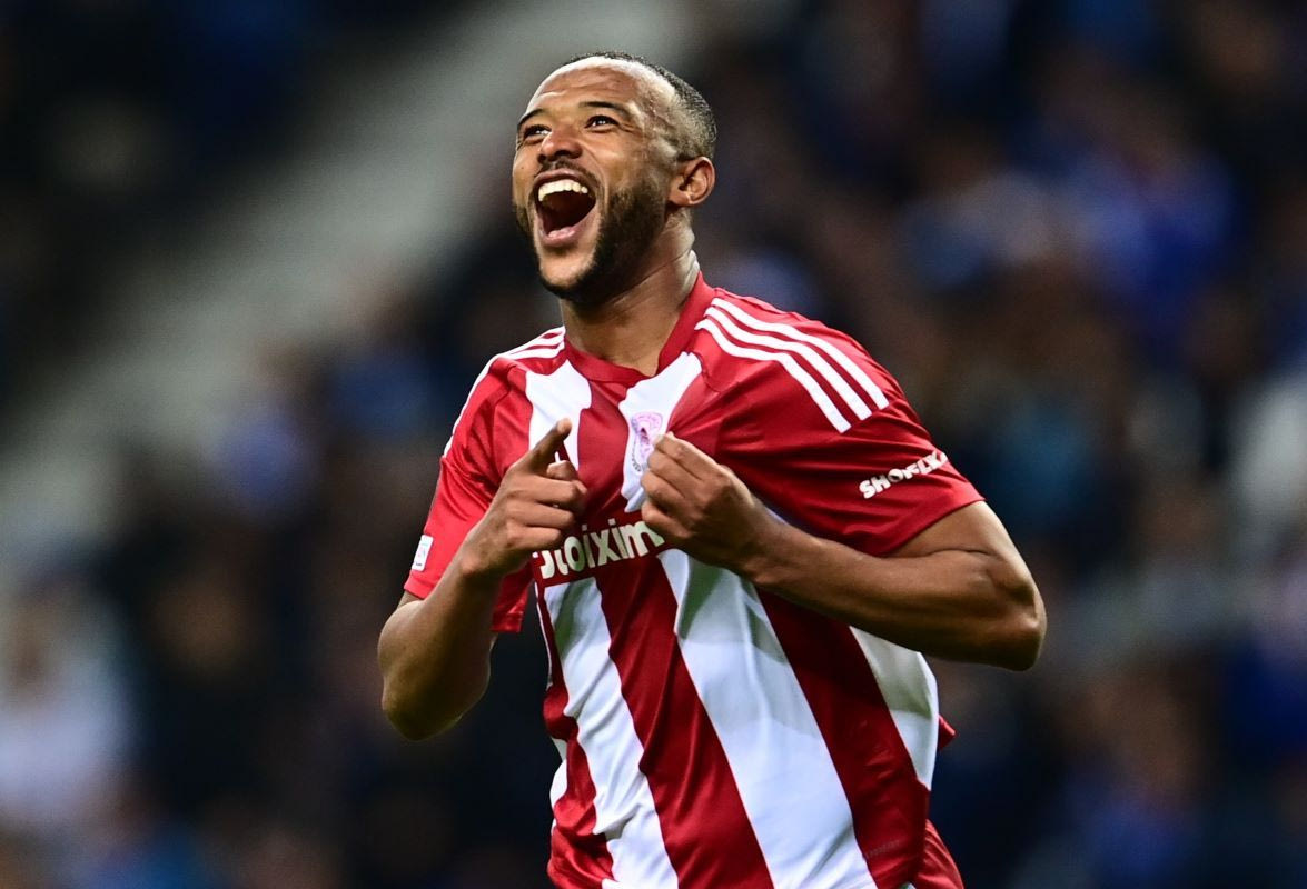 Ο Αγιούμπ Ελ Κααμπί με τη φανέλα του Ολυμπιακού