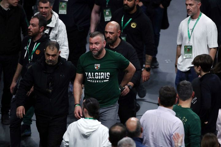 Παναθηναϊκός AKTOR – Ζάλγκιρις: Ένταση με δύο φίλους των Λιθουανών, απομακρύνθηκαν από το σημείο που κάθονταν δίπλα στον πάγκο