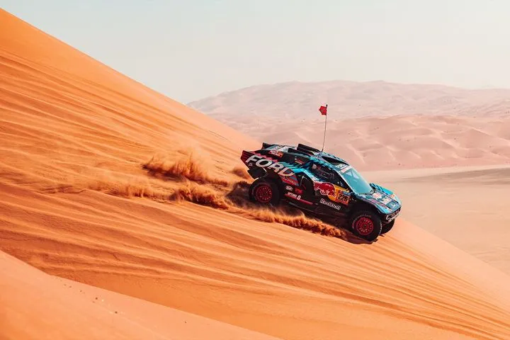 Το Raptor T1+ στο βάθρο του Ράλι Dakar 2025, επιβεβαιώνοντας την φιλοσοφία “Built Tough” της Ford