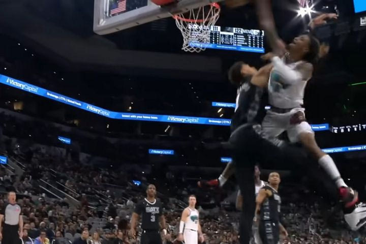 NBA: Ο απίθανος Μοράντ έκανε πόστερ τον Γουεμπανιαμά, αλλά η φάση δεν μέτρησε