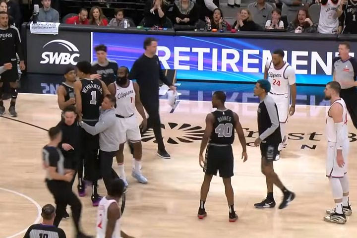 NBA: Έξαλλος ο Γουεμπανιαμά έπειτα από σπρώξιμο του Ζούμπατς, τελευταία στιγμή αποφεύχθηκε ομαδική σύρραξη