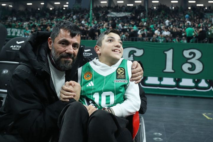 Παναθηναϊκός AKTOR – Ολυμπιακός: Ο μικρός Γιάννης Παπαστεφανάκης στο ΟΑΚΑ με φανέλα των πρασίνων