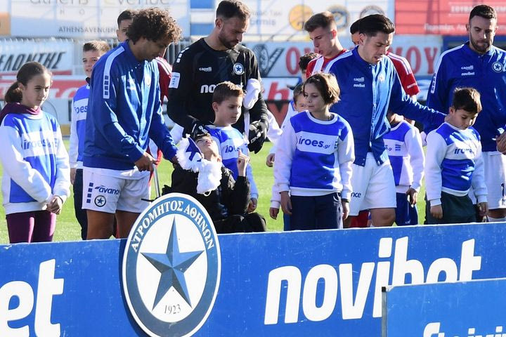 Ατρόμητος – Ολυμπιακός: Στο Περιστέρι ο μικρός Γιάννης Παπαστεφανάκης, συνόδευσε τον Ουάρντα κατά την είσοδο των ομάδων στο γήπεδο