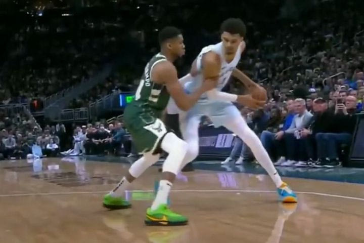 NBA, Γιάννης Αντετοκούνμπο: Η ασφυκτική του άμυνα στον Γουεμπανιαμά, σε μία φάση που έγινε παγκόσμιο viral