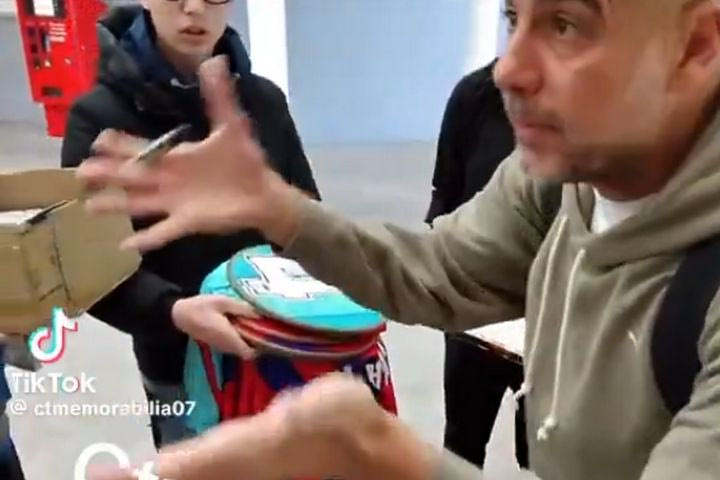 Ο Γκουαρδιόλα αποπήρε νεαρούς που πουλούν αυτόγραφά του: “Μην έρχεστε εδώ, θέλετε να περάσετε τη ζωή σας κάνοντας αυτό;”