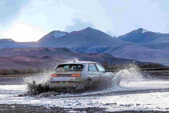 Τι δουλειά είχε το Hyundai Ioniq 5 στους ορεινούς χωματόδρομους και στις λάσπες;