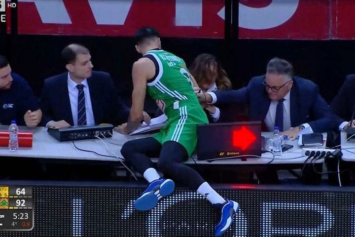 ΑΕΚ – Παναθηναϊκός: Απίθανος Καλαϊτζάκης έκανε βουτιά στο τραπέζι της γραμματείας με τη διαφορά στους 28 πόντους και ρώτησε “αν χτύπησαν”