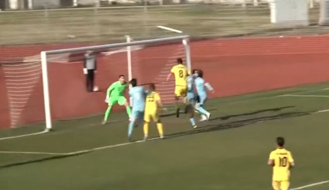 Η κεφαλιά του Γαβριηλίδη για το 1-0 της Καβάλας έπειτα από φάση διαρκείας