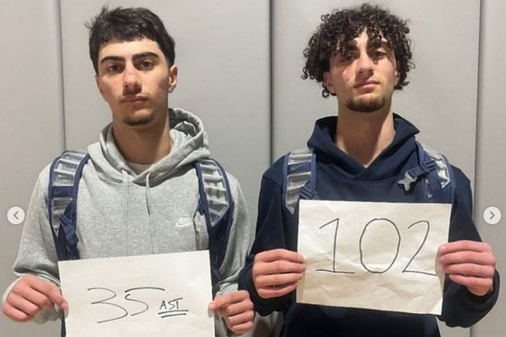 Παίκτης λυκείου έβαλε 102 πόντους, ο δίδυμος αδερφός του έκανε triple-double με 35 ασίστ και ο ΛεΜπρόν ζήτησε το φιλμ του αγώνα