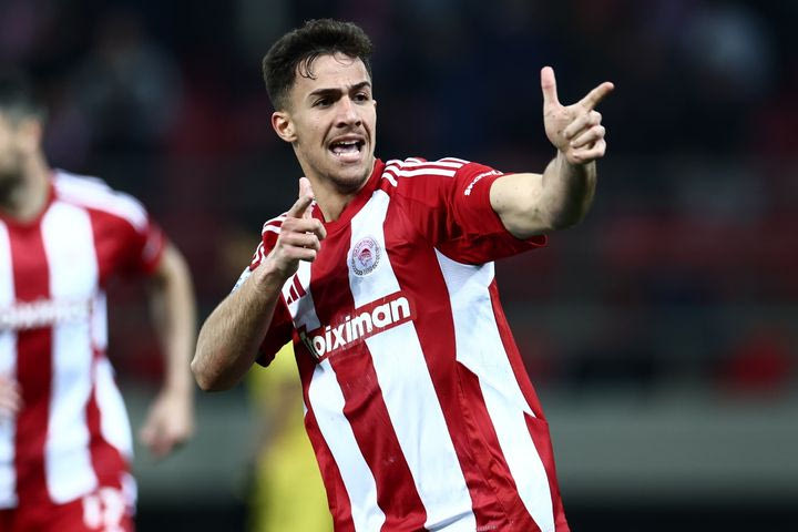 Μέχρι να ενισχυθεί ο Ολυμπιακός, ο Κωστούλας παίρνει τη φανέλα σπίτι