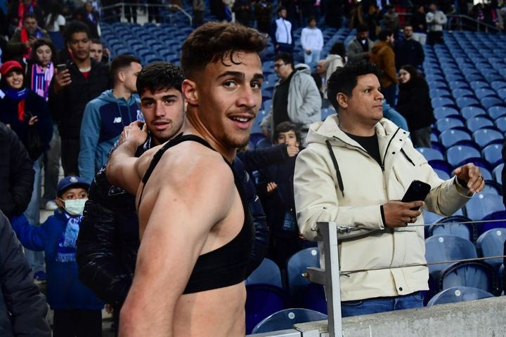 Ολυμπιακός: Ο Κωνσταντίνος Κωστούλας αποθέωσε τον Μπάμπη και εκείνος του χάρισε τη φανέλα του