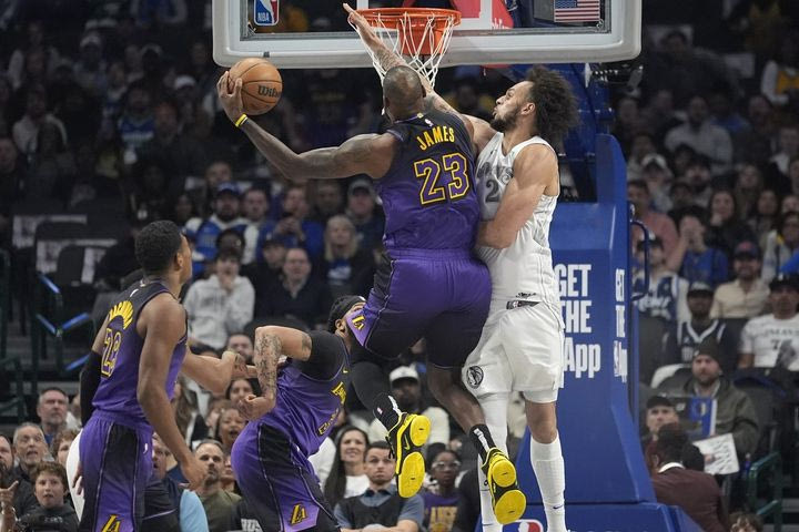 NBA, ΛεΜπρόν Τζέιμς: Φοβερό πόστερ κάρφωμα του “Βασιλιά” με αλλαγή χεριού στον αέρα