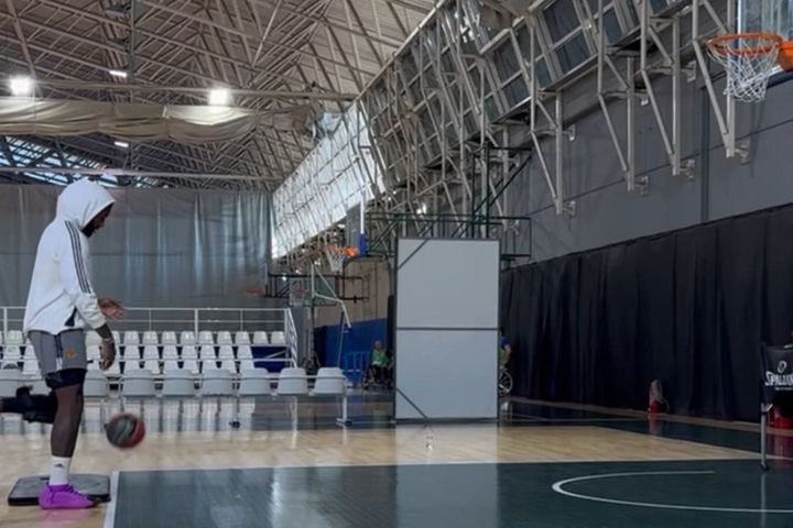 Ο Ματίας Λεσόρ σαν θηρίο σε κλουβί: Τα βάρη και τα σουτάκια του Γάλλου σέντερ που δεν βλέπει την ώρα να επιστρέψει