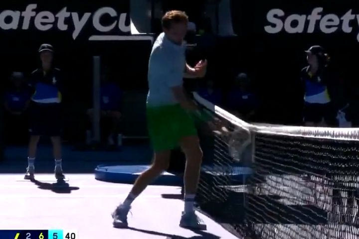 Australian Open: Ξέσπασε ο Μεντβέντεφ διαλύοντας την κάμερα του φιλέ με τη ρακέτα του