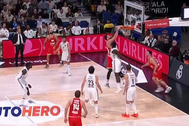 EuroLeague: Το θεαματικό poster του Μιλουτίνοβ στον Γκαρούμπα στην κορυφή του Top-10 της 22ης αγωνιστικής