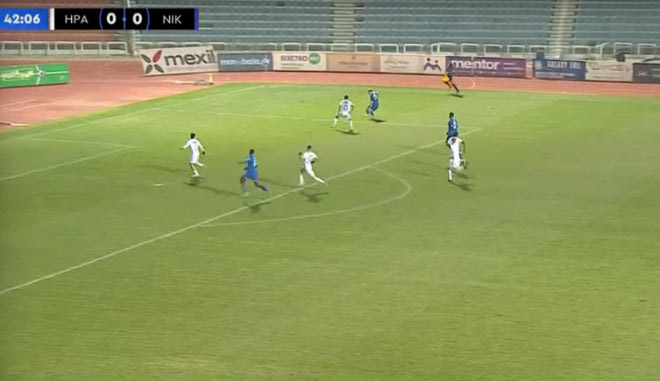 Η σέντρα-σουτ του Σαποβάλοβ για το 1-0 της Νίκης Βόλου