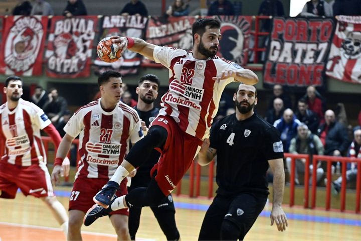 Ολυμπιακός – ΠΑΟΚ 26-24: Με κορυφαίο τον Παπαντωνόπουλο και επιθετική πολυφωνία οι “ερυθρόλευκοι” μπήκαν με νίκη στη νέα χρονιά