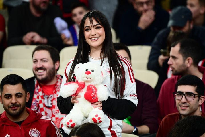 Ολυμπιακός – Φενέρμπαχτσε: Όμορφες εικόνες στο ΣΕΦ με εκατοντάδες κουκλάκια στην εξέδρα