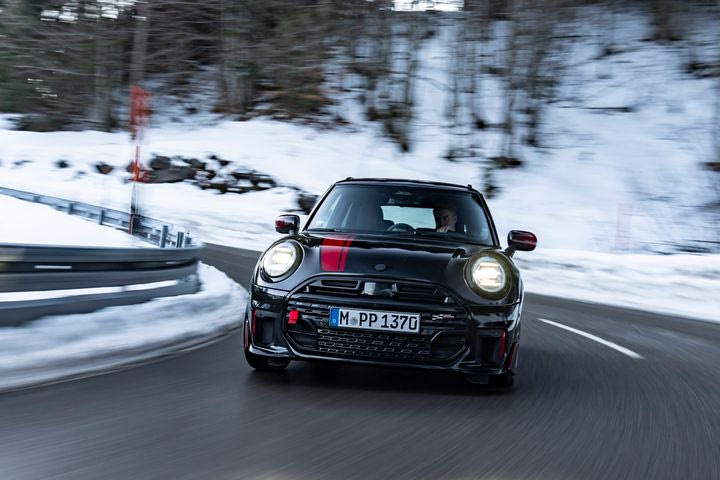 Αυτά είναι τα γνήσια αξεσουάρ που κάνουν το Mini John Cooper Works να έχει μέγιστες επιδόσεις στα χιόνια