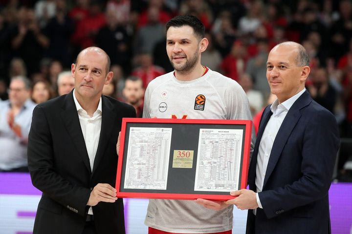 Γιώργος και Παναγιώτης Αγγελόπουλος βράβευσαν τον ρέκορντμαν του Ολυμπιακού Κώστα Παπανικολάου