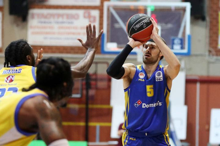 Λαύριο – Περιστέρι 64-69: Ο Πάπας υπέγραψε το διπλό της ομάδας του Λιμνιάτη