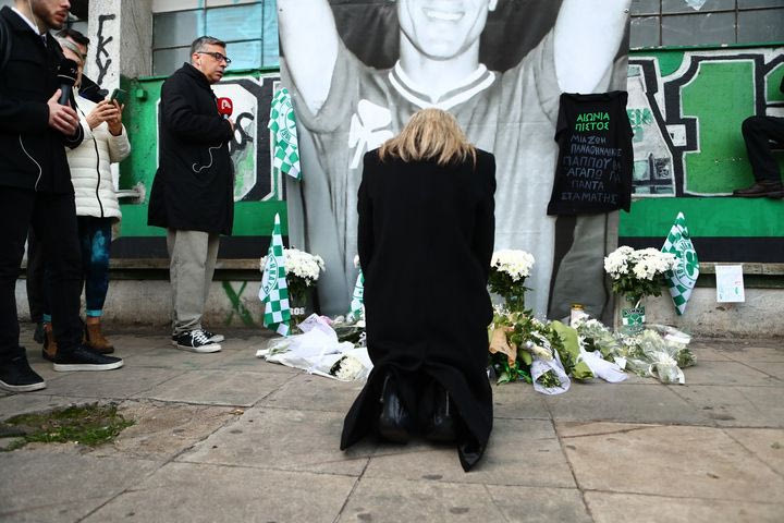 Η συγκλονιστική στιγμή της Πόπης Δομάζου μπροστά από τη φωτογραφία του πατέρα της στη Λεωφόρο