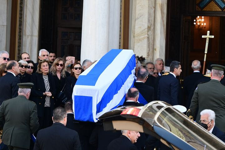 Συγκίνηση στο τελευταίο αντίο του Κώστα Σημίτη – Πλήθος κόσμου στην πομπή