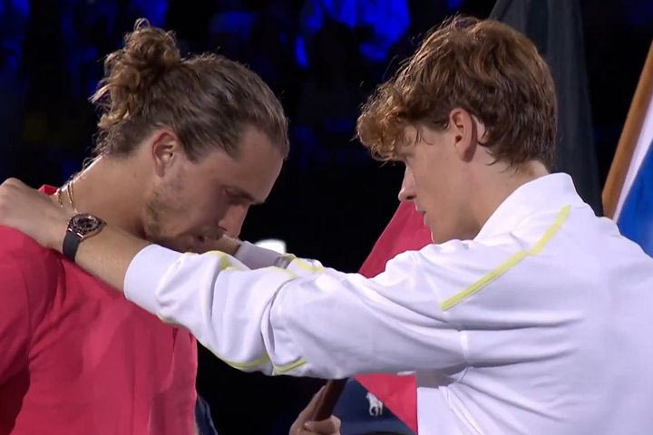 Το μεγαλείο του αθλητισμού: Ο Σίνερ παρηγόρησε τον Ζβέρεφ μετά από τον θρίαμβό του στον τελικό του Australian Open