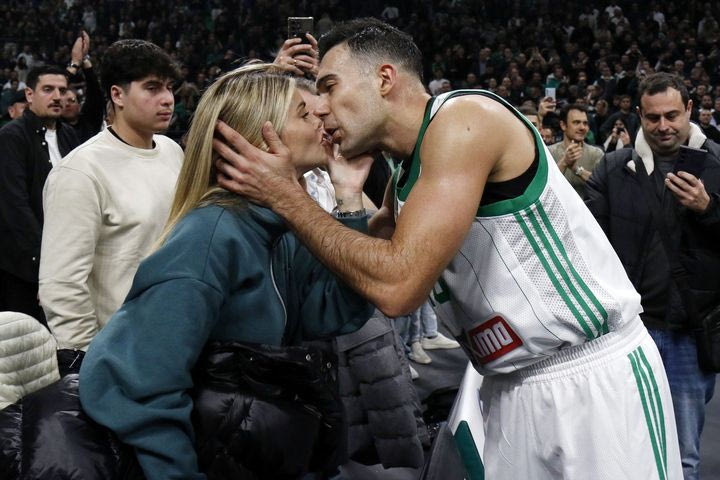 Παναθηναϊκος: Το φιλί της νίκης του Κώστα Σλούκα στην αγαπημένη του