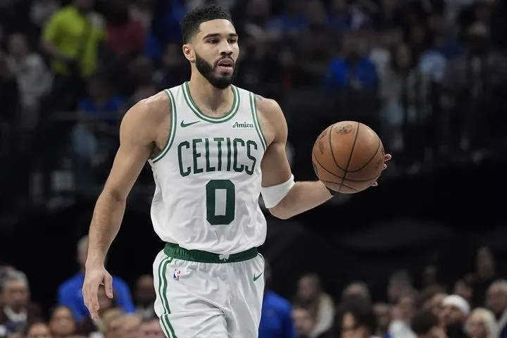 NBA: Τέιτουμ και Χόλιντεϊ καθάρισαν τους Χιτ με 103-91 στο Μαϊάμι, προκρίθηκαν στα playoffs οι Σέλτικς