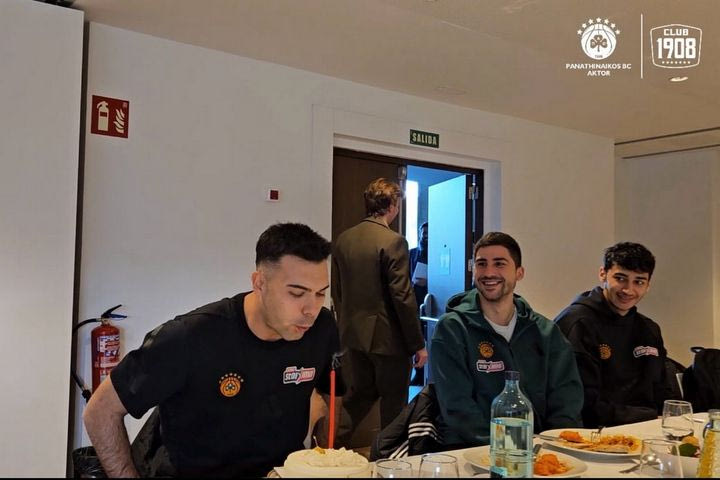Ο Κώστας Σλούκας έσβησε τούρτα μαζί με τους συμπαίκτες του πριν το ματς με την Μπαρτσελόνα
