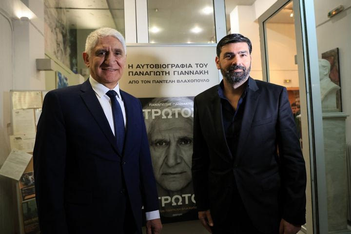 “Τρωτός Άτρωτος”: Λαμπερή και συγκινητική η παρουσίαση της βιογραφίας του Παναγιώτη Γιαννάκη στη Λάρισα